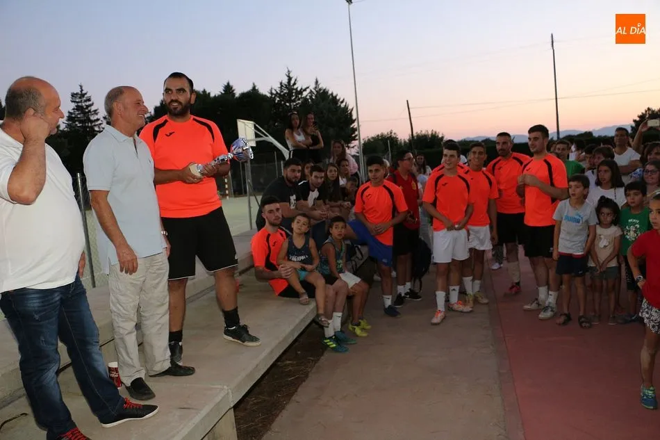 Foto 2 - Fuenterroble gana el torneo de f&uacute;tbol sala de Entresierras