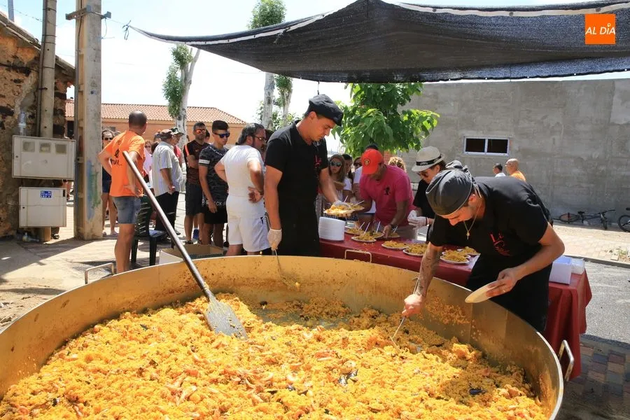 Momento de reparto de la paella / Foto: Alberto Martín.