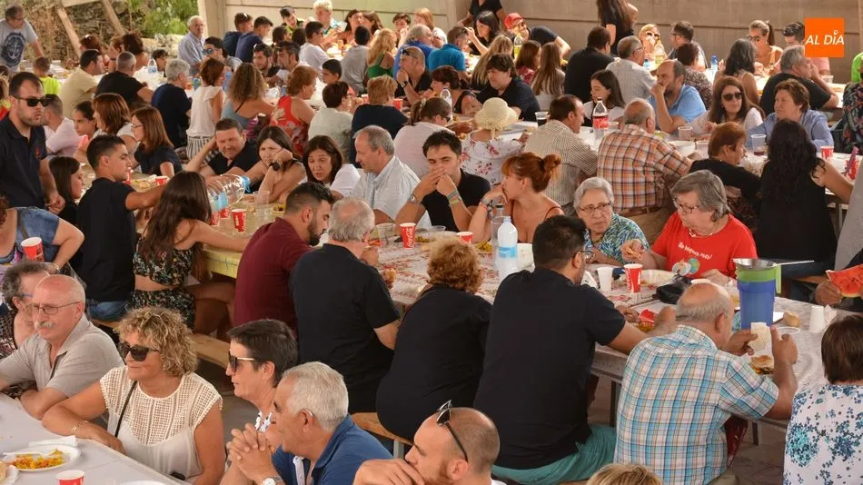 Los comensales disfrutaron de una exquisita paella / E. Corredera