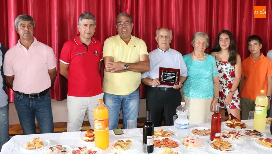 Aníbal Marcos aparicio recibía la placa de manos del alcalde Alfonso Castilla / M . C.