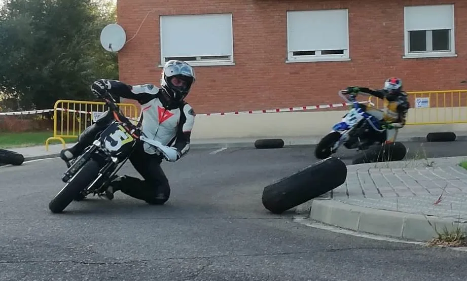 Las minimotos rugen por segundo año consecutivo en el barrio de Santa Marina  