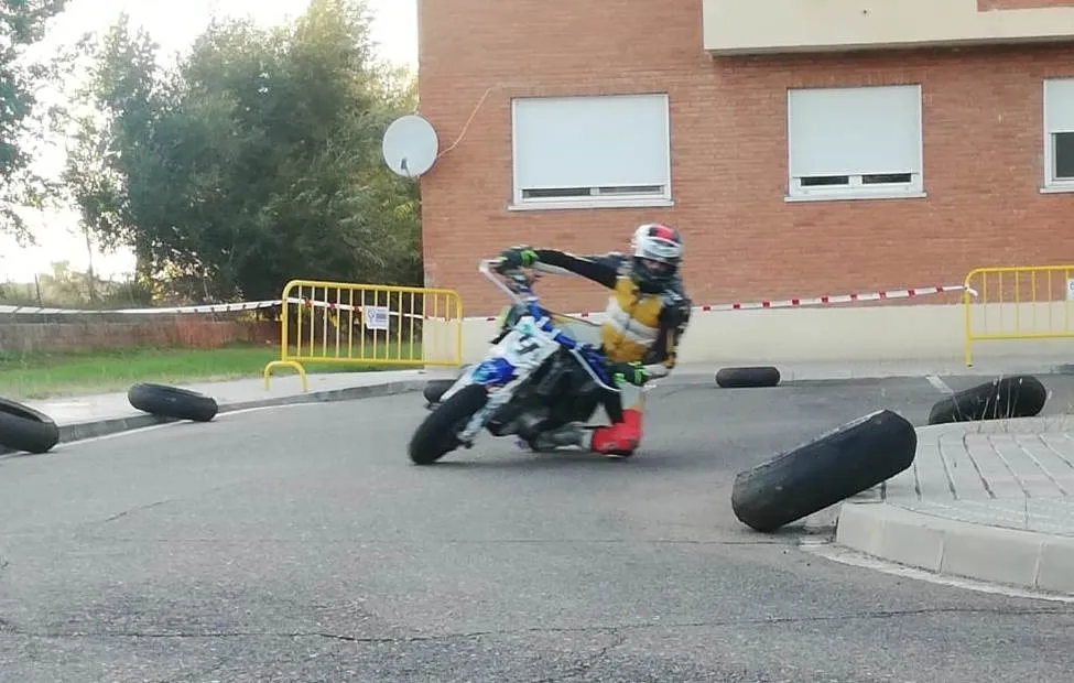 Foto 2 - Las minimotos rugen por segundo a&ntilde;o consecutivo en el barrio de Santa Marina  