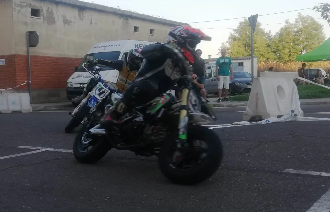 Foto 4 - Las minimotos rugen por segundo a&ntilde;o consecutivo en el barrio de Santa Marina  
