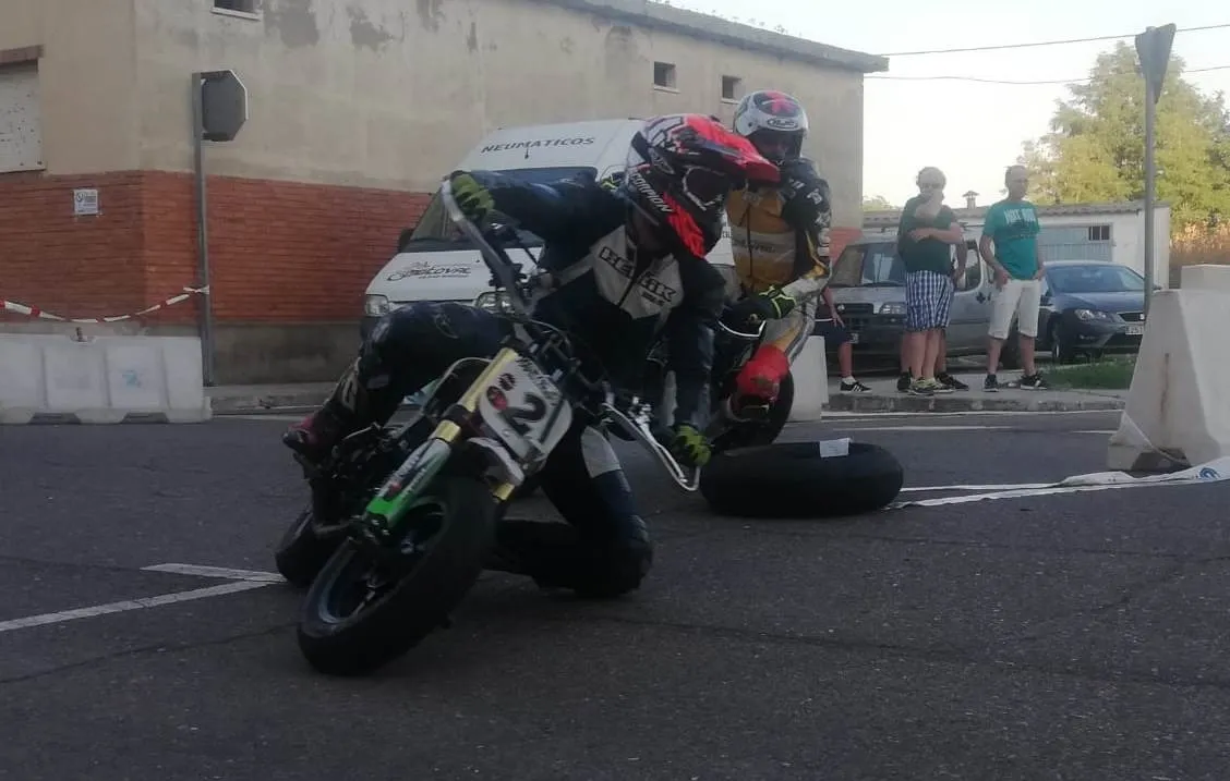 Foto 3 - Las minimotos rugen por segundo a&ntilde;o consecutivo en el barrio de Santa Marina  