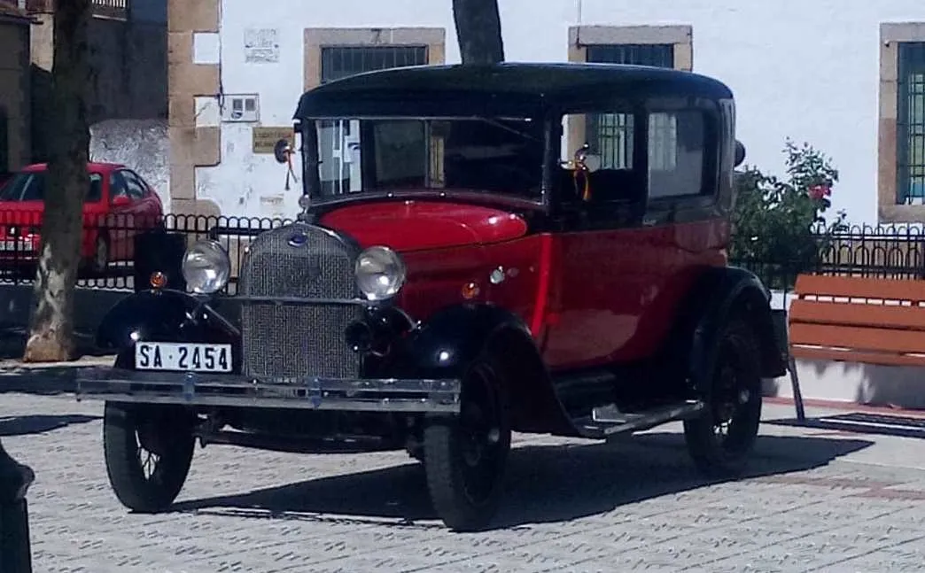 Un total de 28 coches y 5 motos clásicas se dan cita en Puebla de Azaba  