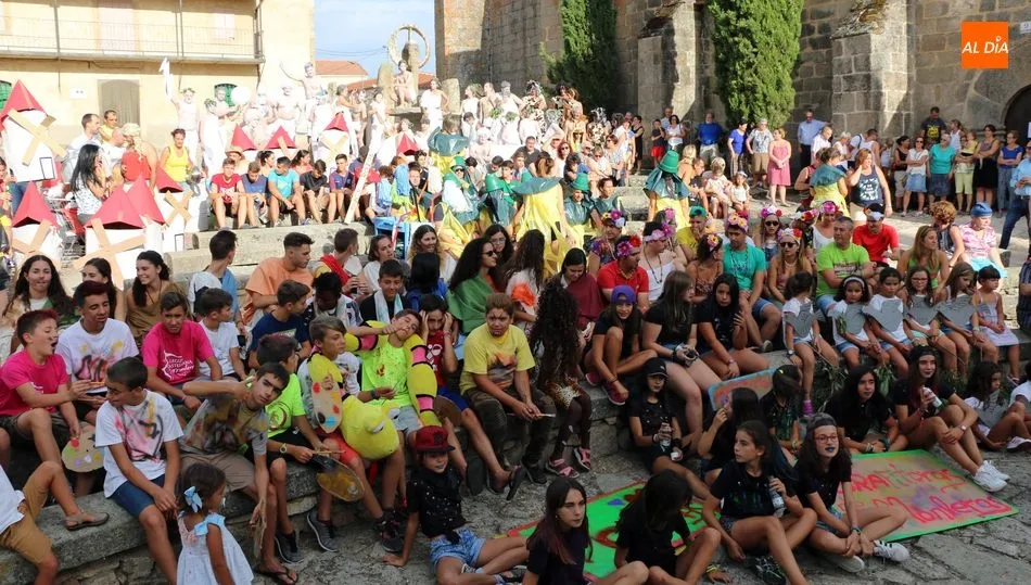 Los participantes en el desfile posaron para la foto de familia llenando las gradas del anfiteatro monleriense / REP. GRÁFICO: M. C.