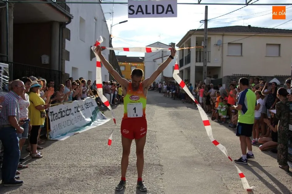 Foto 7 - Pablo Rodr&iacute;guez y Ver&oacute;nica S&aacute;nchez vencen en la carrera popular de La Zarza de Pumareda