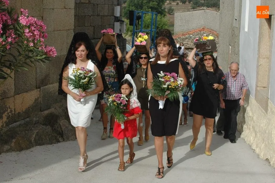 Foto 11 - Madrinas y cuartilleras realizan sus ofrendas a la Virgen en Fuentes de Masueco