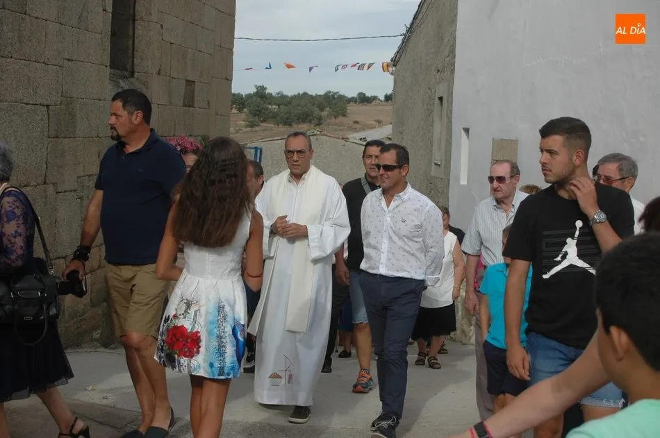 Foto 10 - Madrinas y cuartilleras realizan sus ofrendas a la Virgen en Fuentes de Masueco