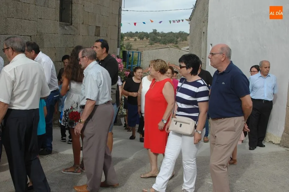 Foto 9 - Madrinas y cuartilleras realizan sus ofrendas a la Virgen en Fuentes de Masueco