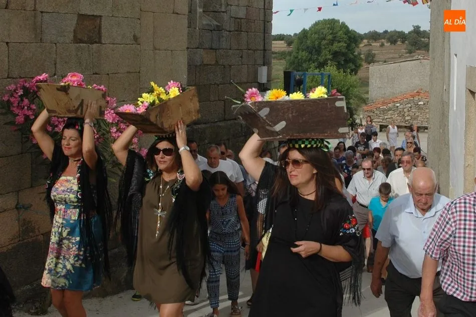Foto 8 - Madrinas y cuartilleras realizan sus ofrendas a la Virgen en Fuentes de Masueco