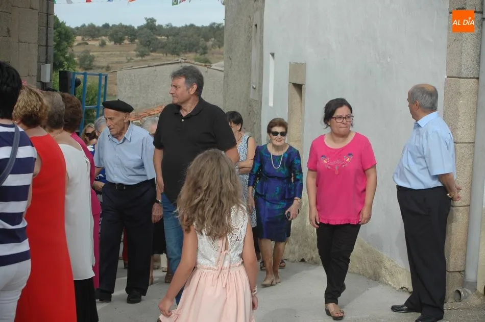 Foto 7 - Madrinas y cuartilleras realizan sus ofrendas a la Virgen en Fuentes de Masueco