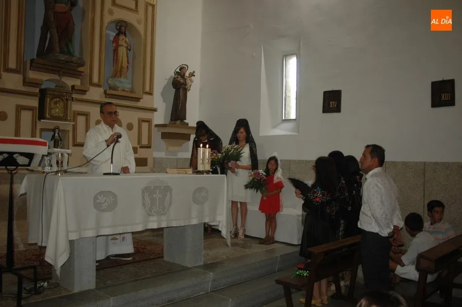 Foto 6 - Madrinas y cuartilleras realizan sus ofrendas a la Virgen en Fuentes de Masueco