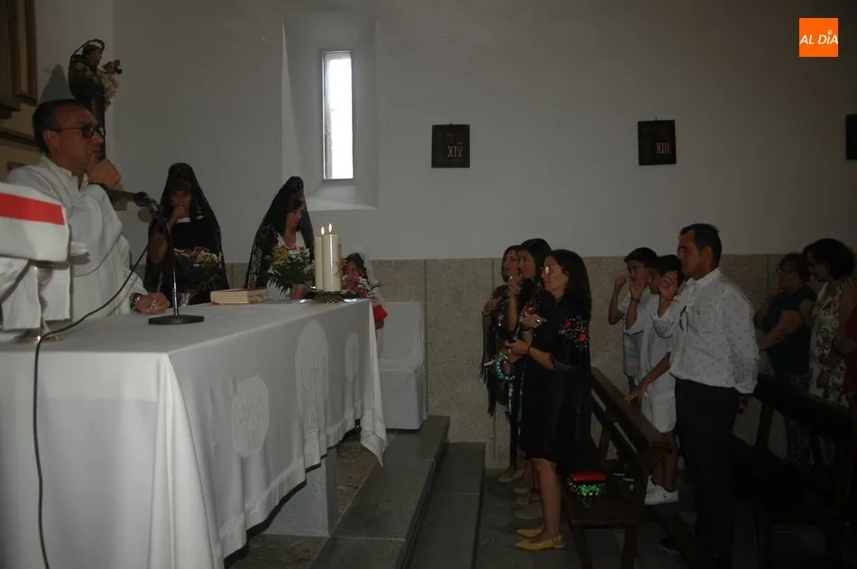 Foto 5 - Madrinas y cuartilleras realizan sus ofrendas a la Virgen en Fuentes de Masueco