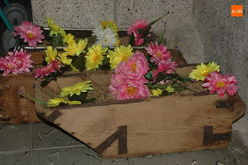 Foto 4 - Madrinas y cuartilleras realizan sus ofrendas a la Virgen en Fuentes de Masueco