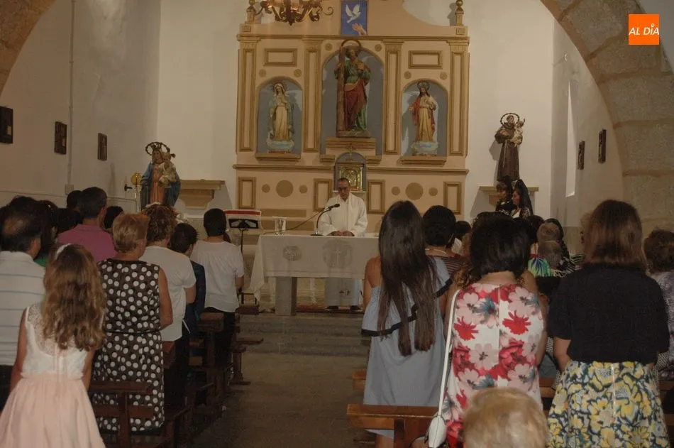 Foto 2 - Madrinas y cuartilleras realizan sus ofrendas a la Virgen en Fuentes de Masueco