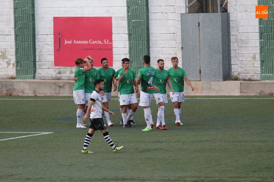 Foto 4 - El CD Guijuelo golea al Unionistas en su presentaci&oacute;n oficial (4-1)
