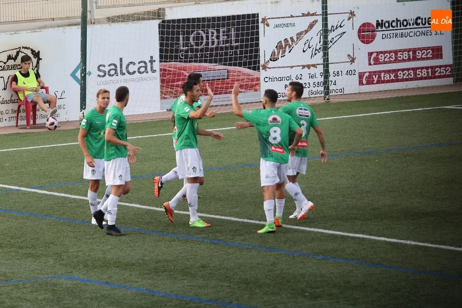 Foto 3 - El CD Guijuelo golea al Unionistas en su presentaci&oacute;n oficial (4-1)