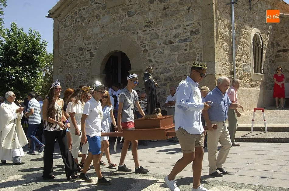 Los miembros de la Corte de las fiestas se encargaron de portar a San Benito en los primeros metros | Fotos Adrián Martín