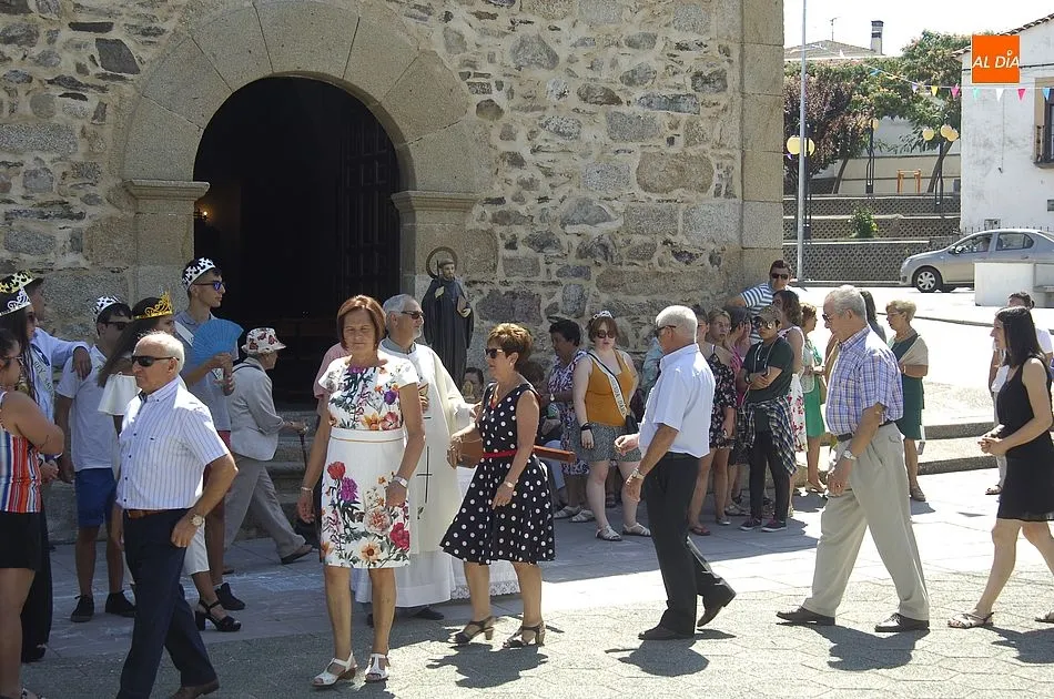 Foto 9 - Los vecinos de Saelices acompa&ntilde;an a San Benito en su procesi&oacute;n por las calles de la localidad  