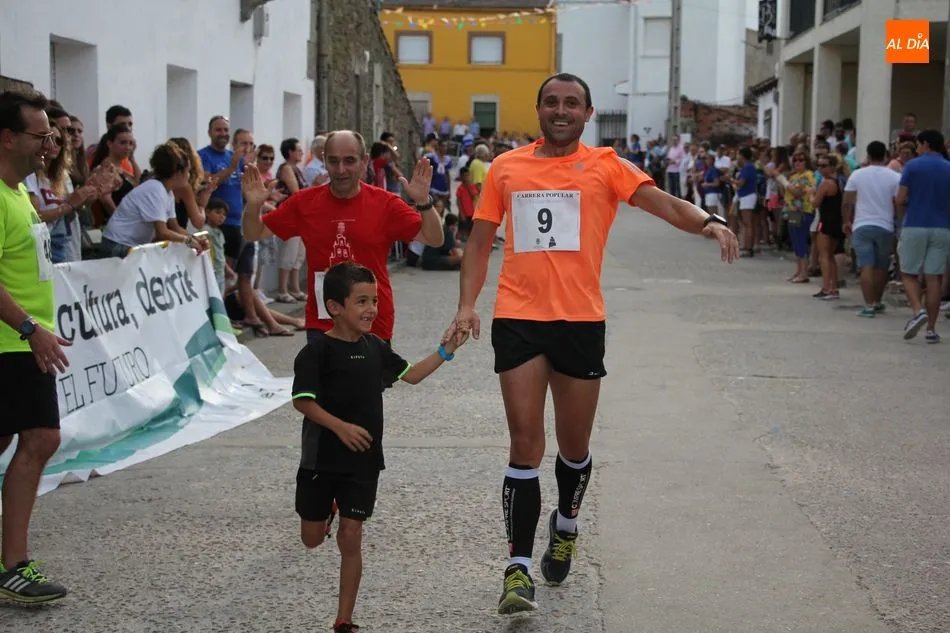 Foto 3 - Pablo Rodr&iacute;guez y Ver&oacute;nica S&aacute;nchez vencen en la carrera popular de La Zarza de Pumareda