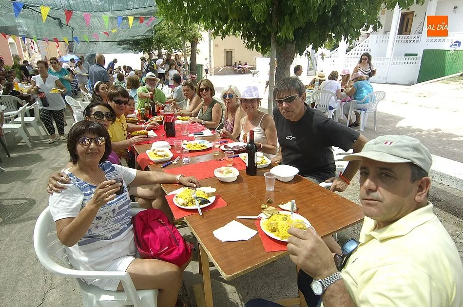 Las calles del municipio acogieron esta gran comida conjunta | Fotos Adrián Martín