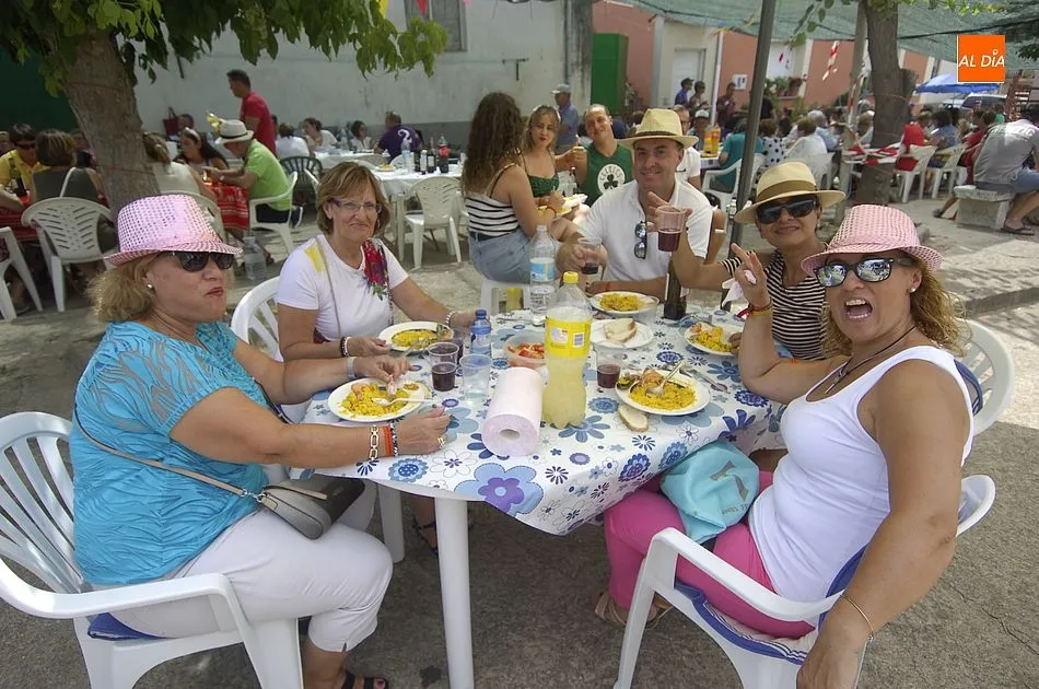 Foto 7 - Las calles de El Bod&oacute;n se convierten en un acogedor comedor en la jornada final de sus fiestas  