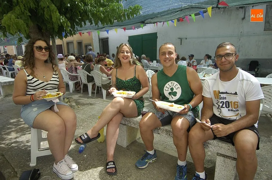 Foto 6 - Las calles de El Bod&oacute;n se convierten en un acogedor comedor en la jornada final de sus fiestas  