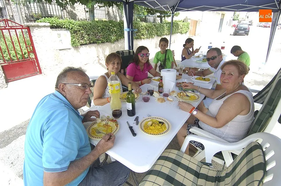 Foto 5 - Las calles de El Bod&oacute;n se convierten en un acogedor comedor en la jornada final de sus fiestas  