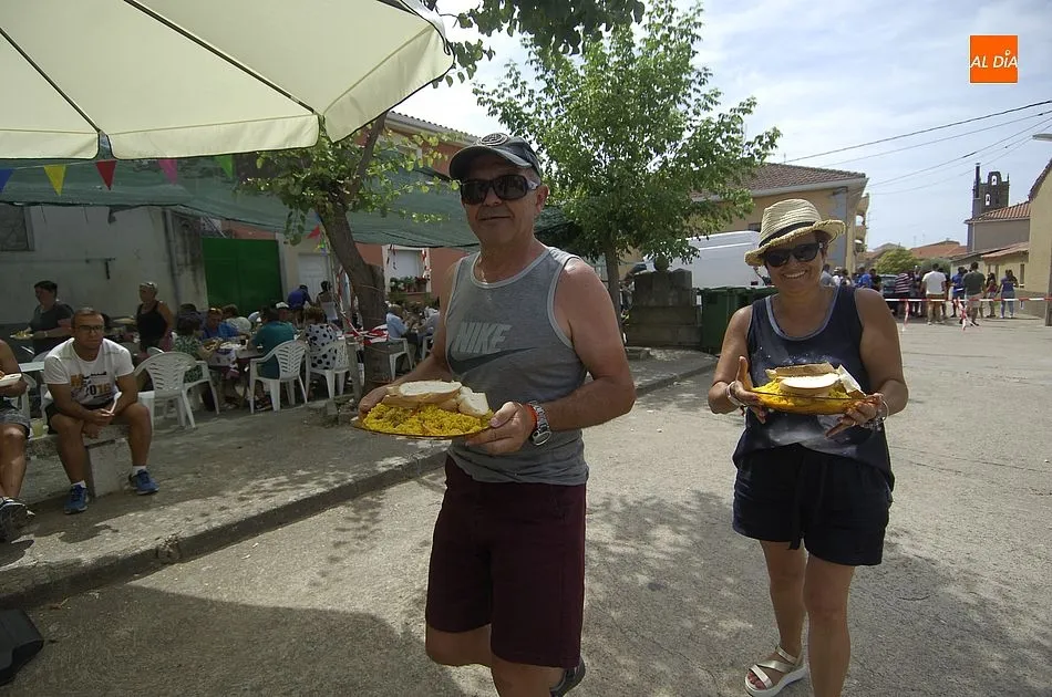 Foto 2 - Las calles de El Bod&oacute;n se convierten en un acogedor comedor en la jornada final de sus fiestas  