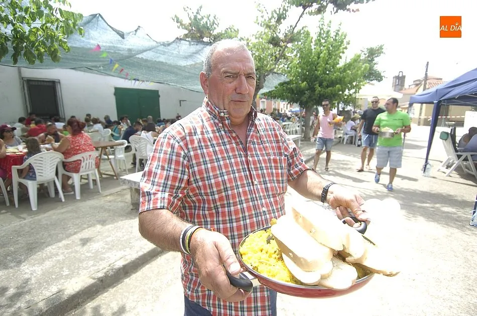 Foto 3 - Las calles de El Bod&oacute;n se convierten en un acogedor comedor en la jornada final de sus fiestas  