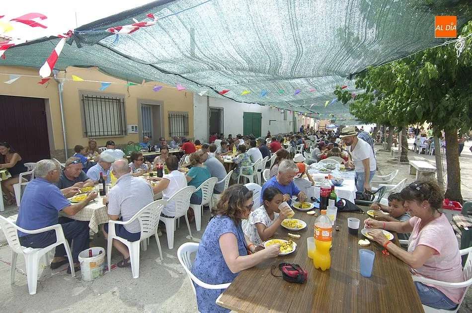 Foto 4 - Las calles de El Bod&oacute;n se convierten en un acogedor comedor en la jornada final de sus fiestas  
