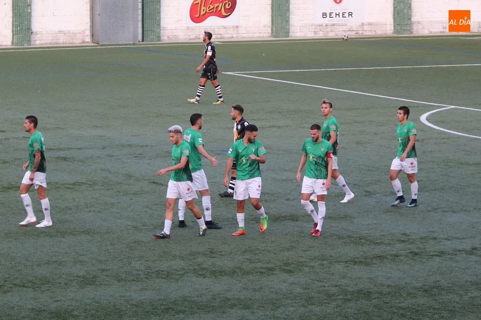 Foto 9 - El CD Guijuelo golea al Unionistas en su presentaci&oacute;n oficial (4-1)