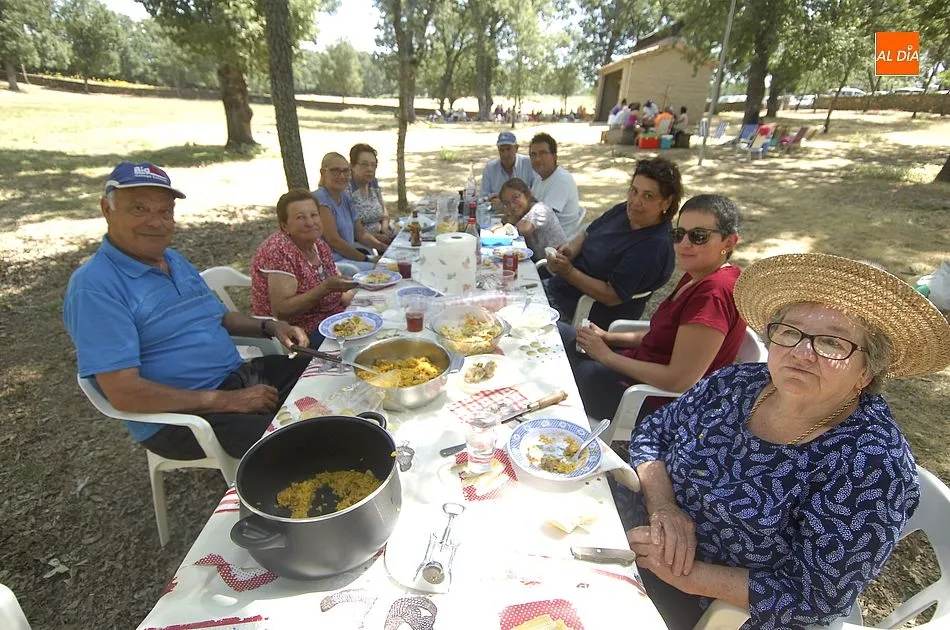 Foto 10 - Robleda pisa el acelerador festivo degustando una gran paella  