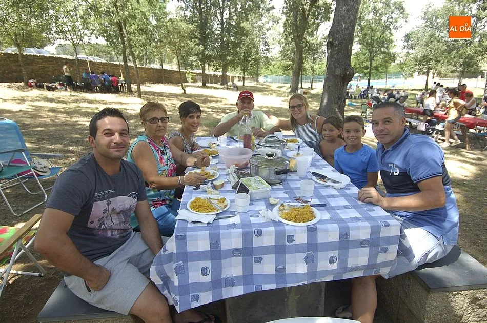 Foto 11 - Robleda pisa el acelerador festivo degustando una gran paella  