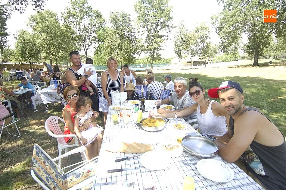 Foto 9 - Robleda pisa el acelerador festivo degustando una gran paella  