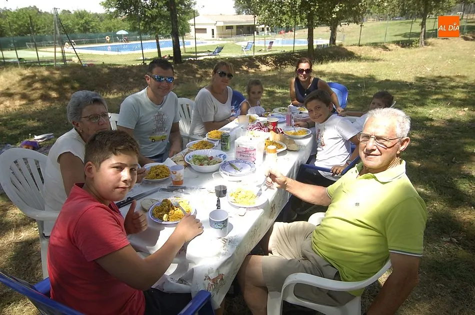 Foto 2 - Robleda pisa el acelerador festivo degustando una gran paella  