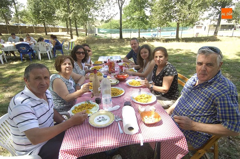 Foto 4 - Robleda pisa el acelerador festivo degustando una gran paella  
