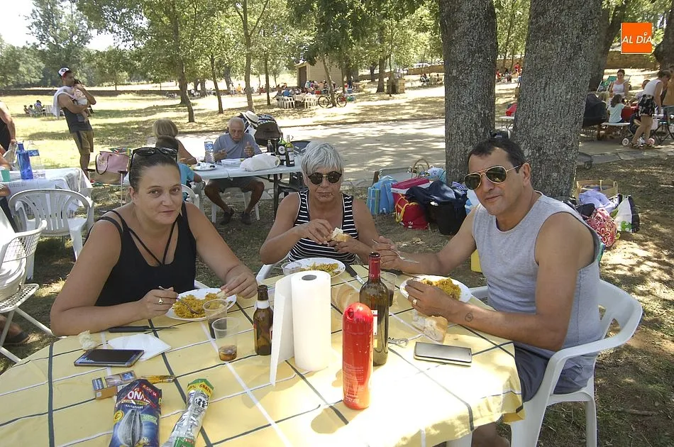 Foto 5 - Robleda pisa el acelerador festivo degustando una gran paella  