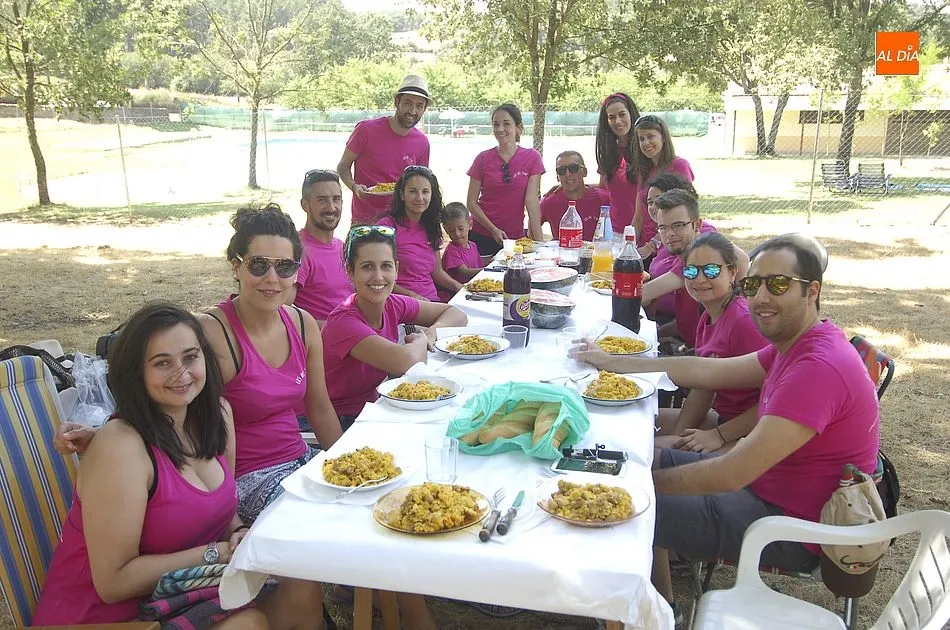 Uno de los numerosos grupos de amigos reunidos para degustar la paella | Fotos Adrián Martín