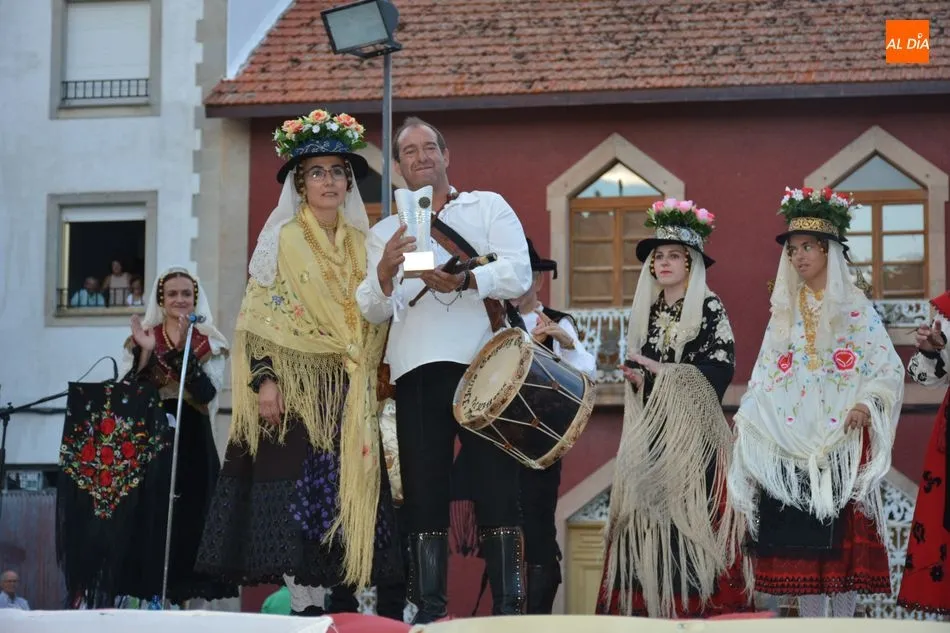 El tamborilero muestra el trofeo del III Premio Toño Corral / E. Corredera