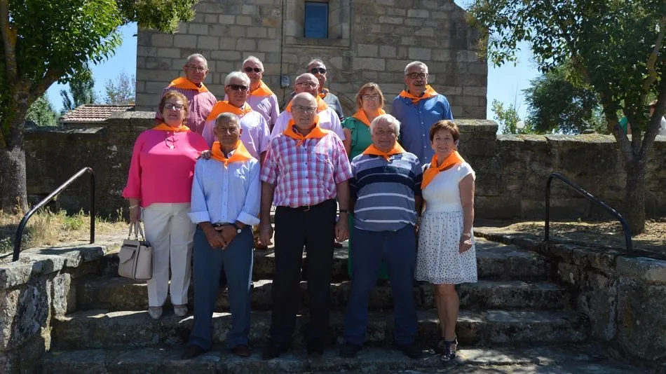 Imagen de familia de los quintos después de asistir a la misa