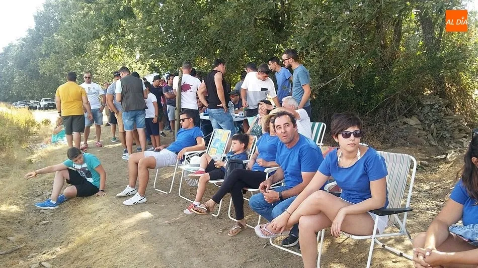 Foto 2 - Una veintena de aficionados a la caza toma parte en una exhibici&oacute;n de tiro al plato en Robleda  