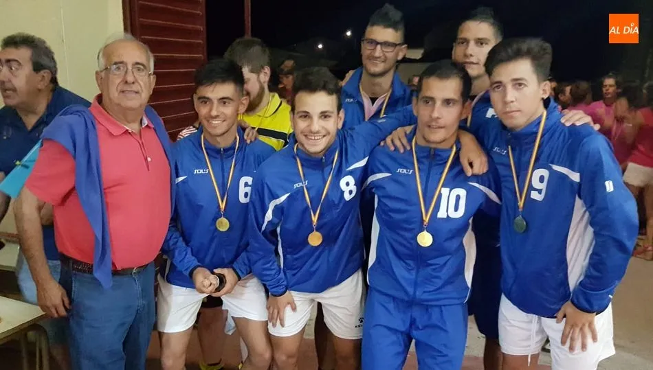 Equipo de Bar El Retiro, ganador del torneo, con el alcalde de Vitigudino tras recibir sus medallas
