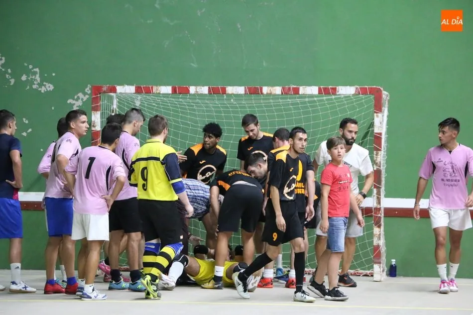 Foto 10 - Bar El Retiro se impone en el Campeonato de &lsquo;futbito&rsquo; de Vitigudino por 6-3 al Bar Duero  