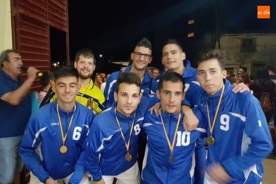 Foto 3 - Bar El Retiro se impone en el Campeonato de &lsquo;futbito&rsquo; de Vitigudino por 6-3 al Bar Duero  