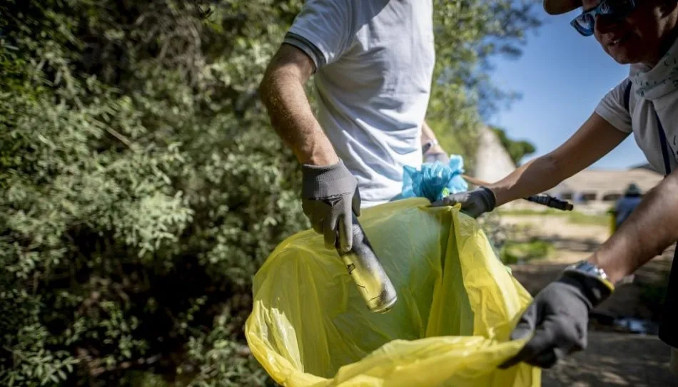 El Proyecto LIBERA trabaja con campañas de movilización para recoger basuraleza de los entornos naturales y con acciones de sensibilización en centros educativos