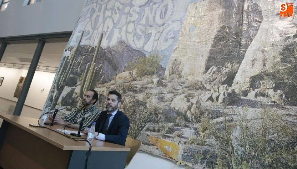 Félix Curto, artista, y Julio López, concejal de Cultura, en la presentación de la muestra de este creador en el Da2. Foto de Alejandro López