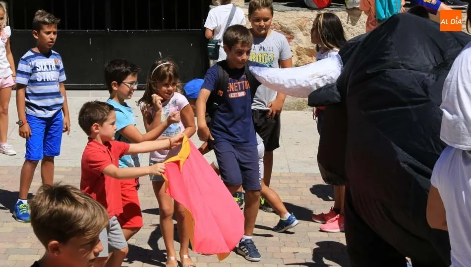 Un toro hinchable se convertía en la gran atracción de la mañana. Foto de Alberto Martín