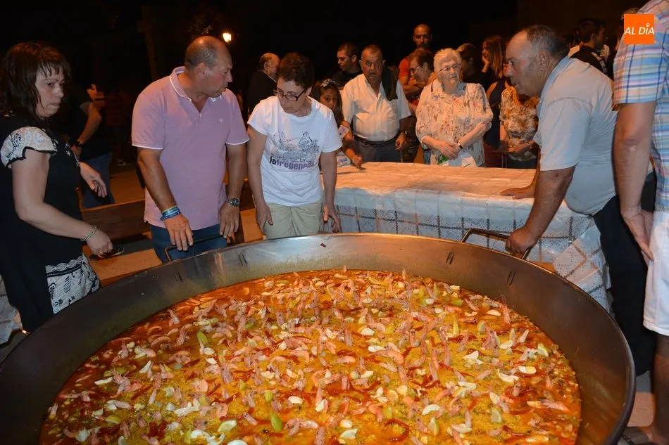Una gran paella de 40 kilos de arroz fue repartida entre los vecinos / E. Corredera